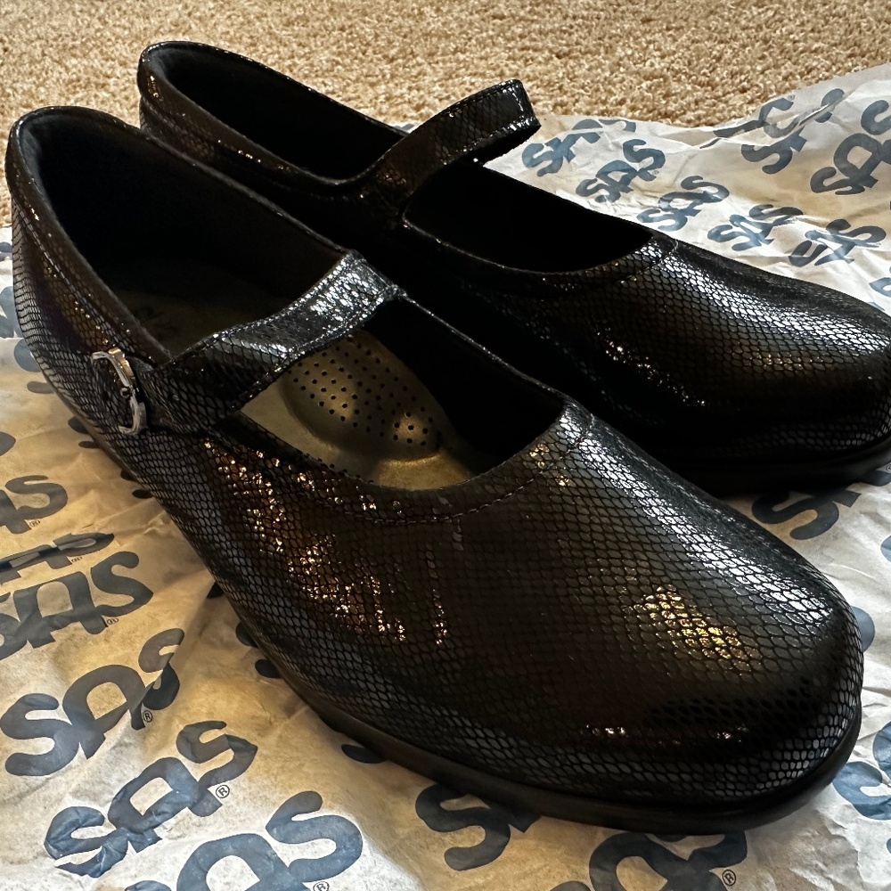 Unworn, huge deal: Shiny black leather SAS dress shoes for women
